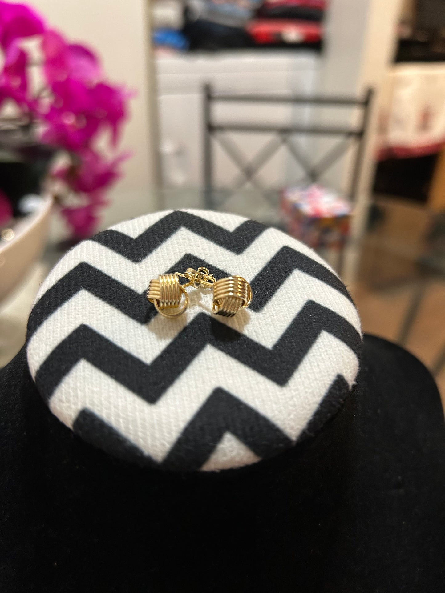 Aretes de mujer pegados